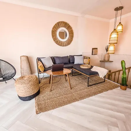 Сasa de vacaciones Oceanview Boutique House, 125 Sqm, Parking, Sunset Rooftop *